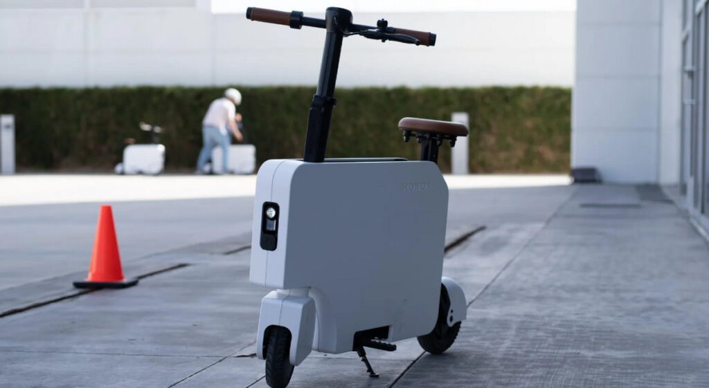 Ultimate Pit Scooter: La Motocompacto Tout-Électrique de Honda est Rapide, Amusante et Abordable