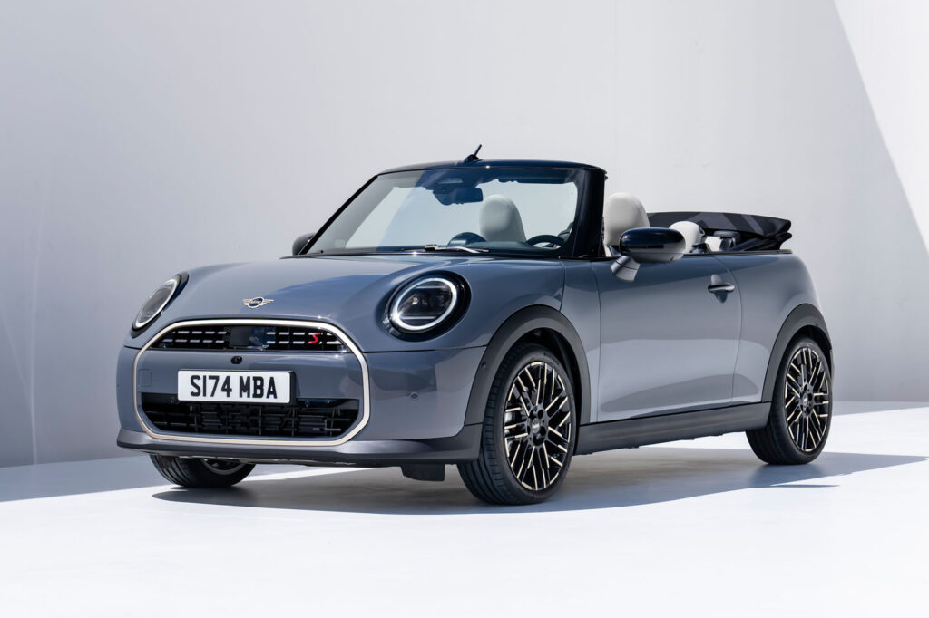 Mini Cooper Cabriolet 2025 : Un Look Rétro au Rendez-vous avec de Nouvelles Performances