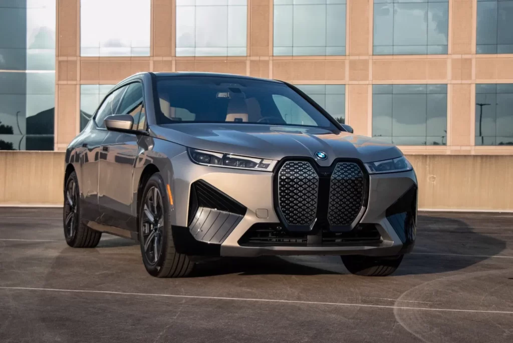 BMW iX 2025 : Plus puissant et autonome, jusqu'à 700 km d'autonomie